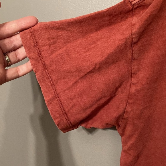 Aerie rust coloured oversized tee with intentional notching. - Picture 2 of 5